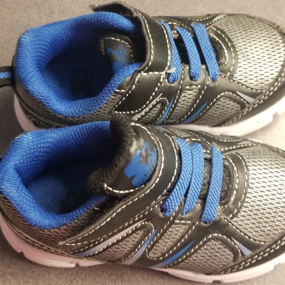 Kids size 7 shoes